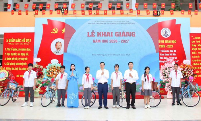 Đồng chí Nguyễn Quốc Hà, Bí thư Đảng ủy, Chủ tịch HĐND phường Phú Thượng cùng các đồng chí lãnh đạo phường tặng xe và chung vui cùng các học sinh được trao tặng xe đạp nhân dịp bước vào năm học mới. Ảnh: Cao Kỳ