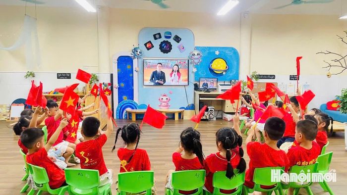 Học sinh trường Mầm non Vĩnh Thanh 1 dự khai giảng trực tuyến cùng học sinh cả nước. Ảnh: Thảo Hương