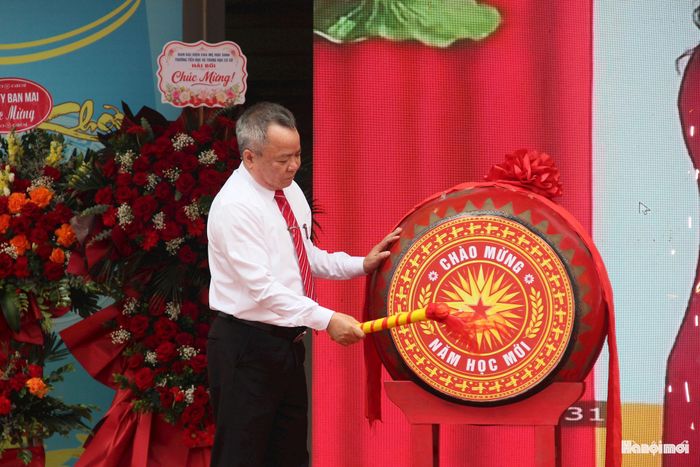 Thầy giáo Đinh Văn Thuận, Hiệu trưởng Trường Tiểu học và THCS Hải Bối, xã Vĩnh Thanh đánh trống khai giảng năm học mới. Ảnh: Thảo Hương