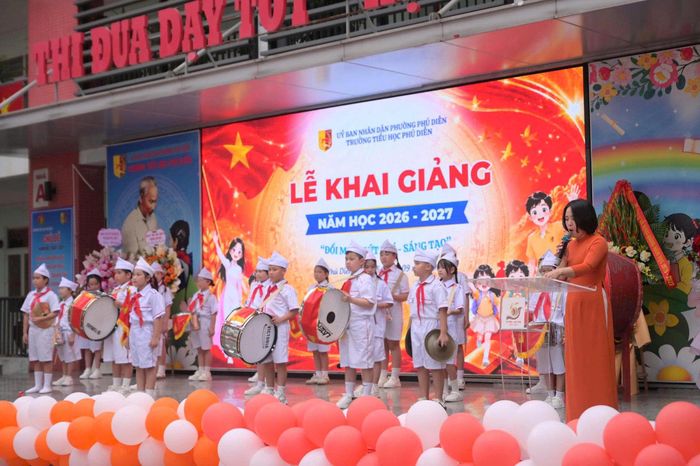 Lễ khai giảng năm học 2026-2027, Trường Tiểu học Phú Diễn diễn ra trang trọng và sôi động. Ảnh Hà Ngân