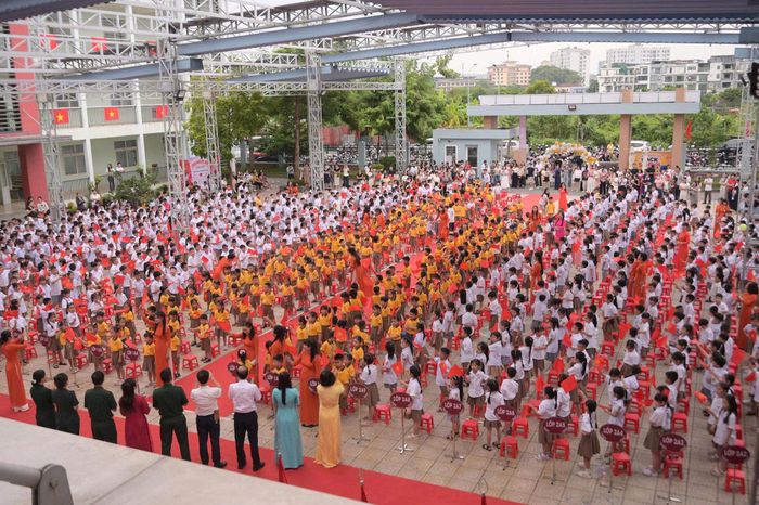 Toàn cảnh lễ khai giảng năm học 2026-2027, Trường Tiểu học Phú Diễn. Ảnh Hà Ngân