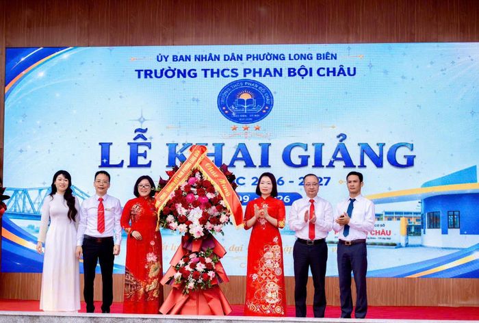 Lãnh đạo phường Long Biên tặng hoa chúc mừng nhà trường nhân dịp khai giảng năm học mới. Ảnh: PV