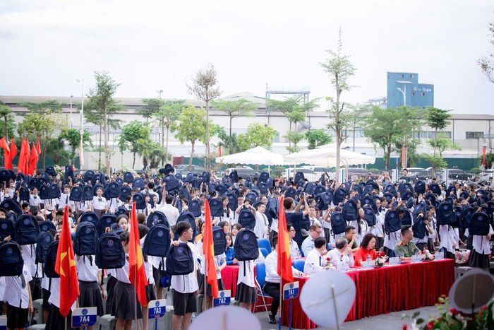 Nhà trường tặng ba lô cho 541 học sinh trong ngày khai giảng. Ảnh: PV