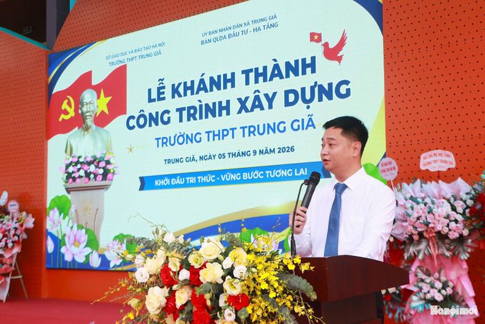 Giám đốc Ban Quản lý dự án đầu tư - Hạ tầng xã Trung Giã Hoàng Phạm Thanh Tùng báo cáo quá trình xây dựng dự án. Ảnh: Đ.T