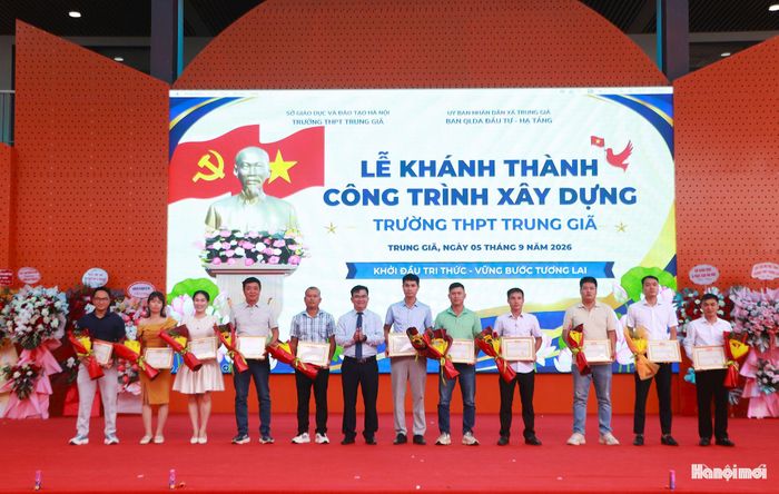 Xã Trung Giã trao quyết định khen thưởng các tập thể và cá nhân có thành tích xuất sắc trong công tác xây dựng trường. Ảnh: Đ.T