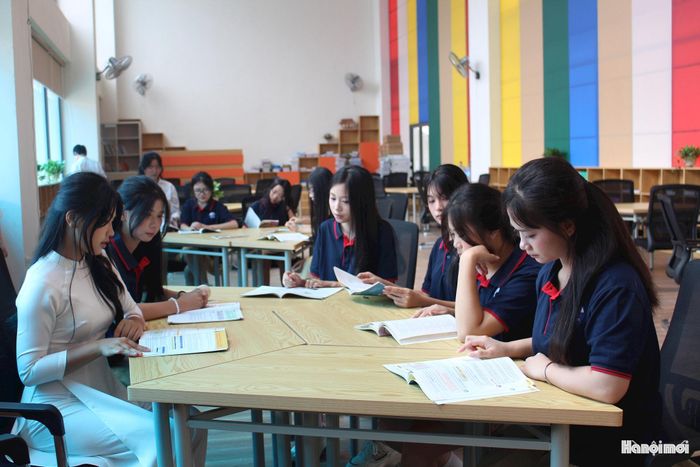 Học sinh trải nghiệm không gian thư viện hiện đại tại trường. Ảnh: Vi Giáng