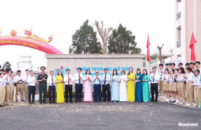 Các đại biểu thực hiện nghi lễ gắn biển công trình Trường THPT Trung Giã. Ảnh: Đ.T