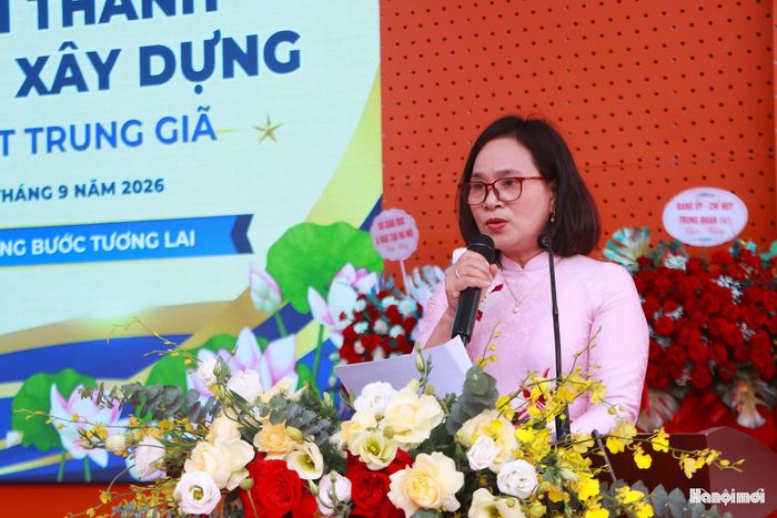 Nhà giáo Nguyễn Thị Tươi, Hiệu trưởng Trường THPT Trung Giã phát biểu tại buổi lễ. Ảnh: Đ.T