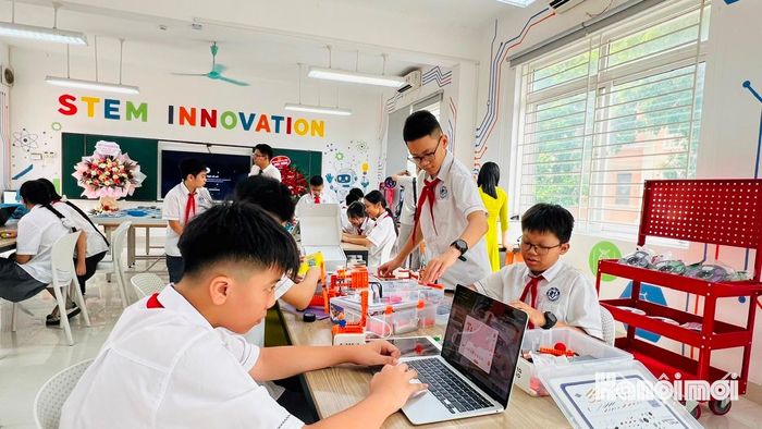 Học sinh hào hứng tham gia thử nghiệm, lắp ráp mô hình và phối hợp giải quyết các nhiệm vụ được giao. Ảnh: Diên Vĩ