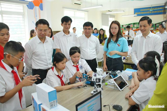Các đồng chí lãnh đạo phường Phú Thượng tham quan phòng học STEM. Ảnh: Cao Kỳ