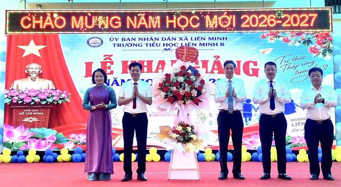 Chủ tịch UBND xã Nguyễn Quý Mạnh (thứ ba từ phải sang) cùng lãnh đạo xã dự Lễ khai giảng tại Trường Tiểu học Liên Minh B. Ảnh: Phòng Văn hóa xã