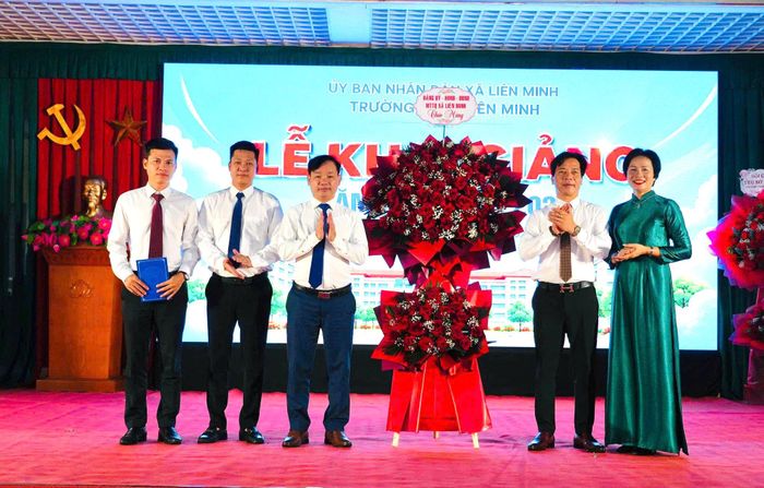 Bí thư Đảng ủy xã Liên Minh Nguyễn Tiến Toàn và các lãnh đạo xã dự lễ khai giảng năm học 2026-2027 tại Trường THCS Liên Minh. Ảnh: Kiều Thoan Thu