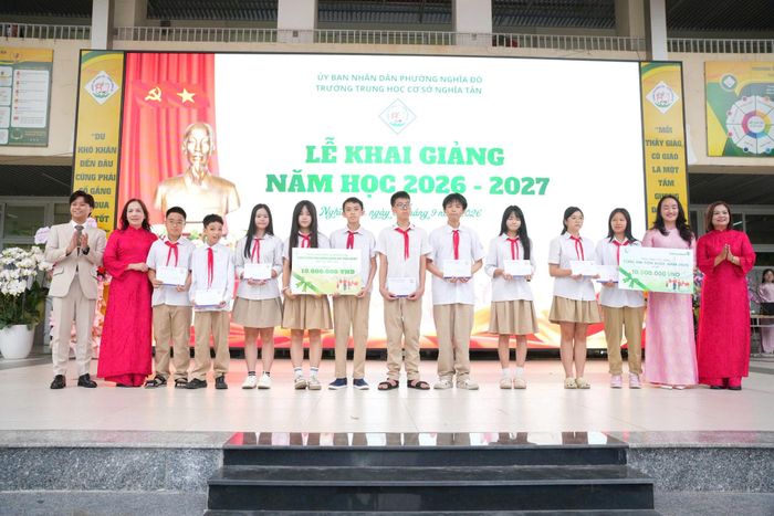 Trường THCS Nghĩa Tân phối hợp với Ngân hàng Vietcombank trao học bổng tặng học sinh có hoàn cảnh đặc biệt. Ảnh: MT