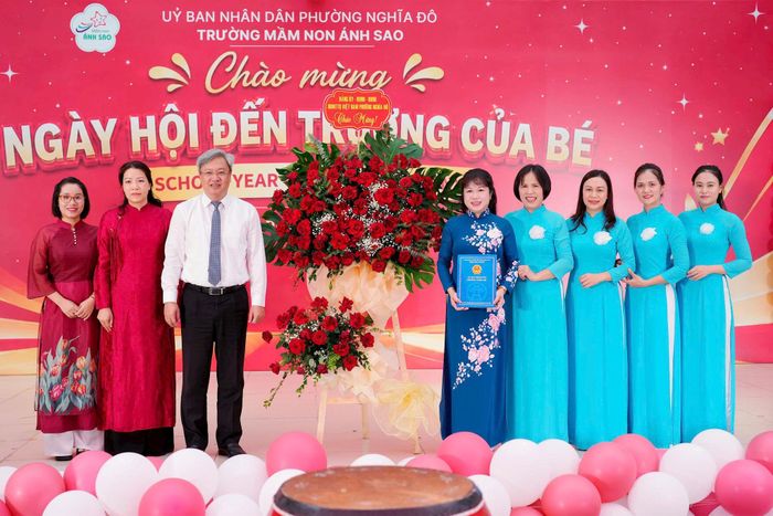 Chủ tịch UBND phường Đỗ Việt Hưng tới chúc mừng thầy và trò Trường Mầm non Ánh Sao. Ảnh: MT