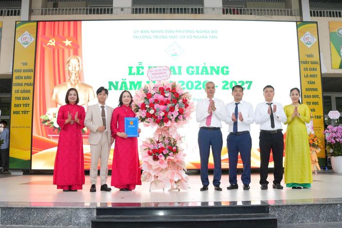 Bí thư Đảng ủy, Chủ tịch HĐND phường Nguyễn Hồng Sơn dự lễ khai giảng tại Trường THCS Nghĩa Tân. Ảnh: MT