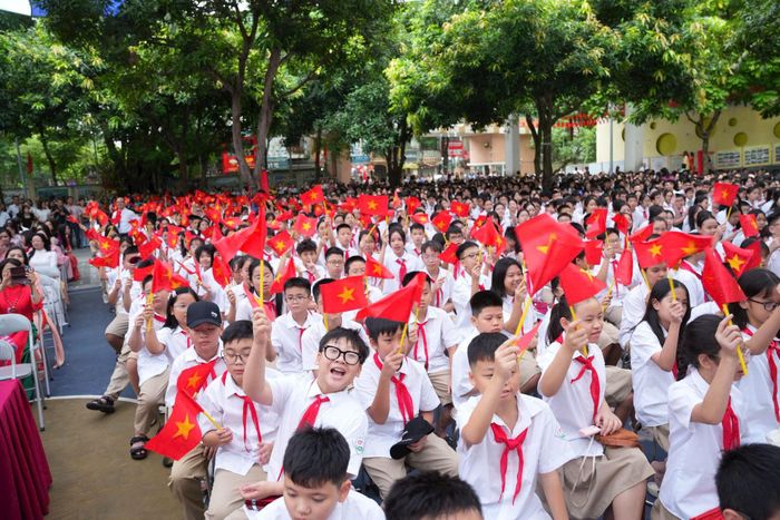 Các em học sinh hân hoan đón chào năm học mới. Ảnh: MT
