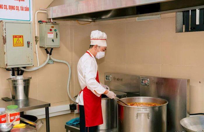 Trước thềm năm học mới, phường Việt Hưng đã triển khai 48 gói thầu để lựa chọn các đơn vị có đủ năng lực cung ứng suất ăn đảm bảo ATTP phục vụ các trường học trên địa bàn. Ảnh: PV