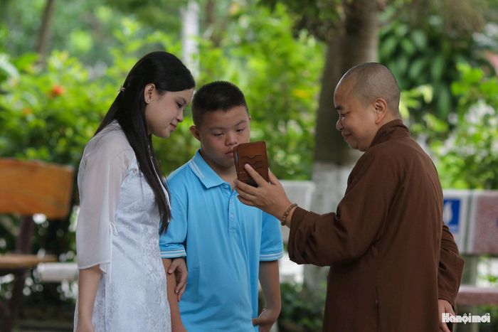 Đến ngôi trường đặc biệt này mới càng thêm thấm thía câu hát "khi đến trường cô giáo như mẹ hiền". Với các học sinh đặc biệt, các cô giáo ở đây dường như cũng có gấp đôi, gấp ba sự yêu thương dành cho các em.