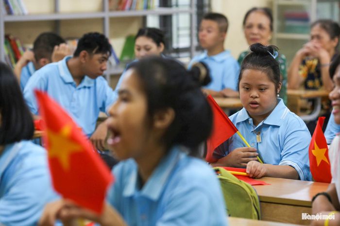 Các cô giáo đã tỉ mỉ phân loại trình độ nhận thức của từng em để xây dựng giáo án phù hợp. Sự kiên trì, không quản ngại khó khăn của các cô đã giúp những mảnh đời khiếm khuyết từng bước hiện thực hóa ước mơ đến trường.