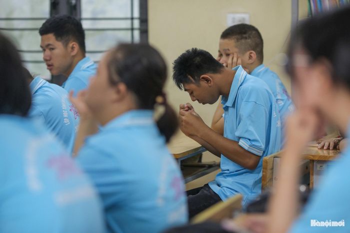 Không chỉ dạy chữ và lễ nghĩa, lớp học tình thương chùa Hương Lan còn là mái ấm chăm sóc những bữa ăn và tinh thần cho các em nhỏ khuyết tật, giúp nhiều gia đình nghèo nơi ngoại thành bớt đi phần nào gánh nặng lo toan.