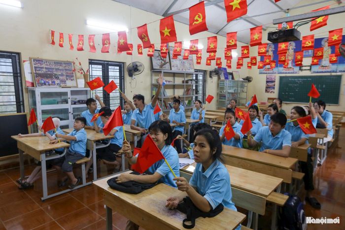 Từ căn phòng khách vỏn vẹn 25m² những ngày đầu thành lập, đến nay nhà chùa đã hỗ trợ xây dựng phòng học khang trang rộng 100m² với đầy đủ bàn ghế, bảng viết, tủ sách. Sự đồng hành bền bỉ của chùa Hương Lan chính là điểm tựa vững chắc để nâng bước hàng trăm lượt học sinh khuyết tật suốt gần hai thập kỷ qua.