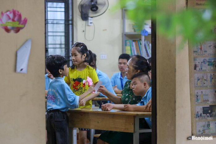 Nhìn lại chặng đường 19 năm miệt mài gieo chữ, cô Hòa xúc động nghẹn ngào: "Chúng tôi không mong gì hơn ngoài việc thấy các con mỗi ngày một tiến bộ, biết tự lập, biết yêu thương. Đứng trên bục giảng này, phần thưởng lớn nhất của chúng tôi chính là sự trưởng thành từng ngày của các con".