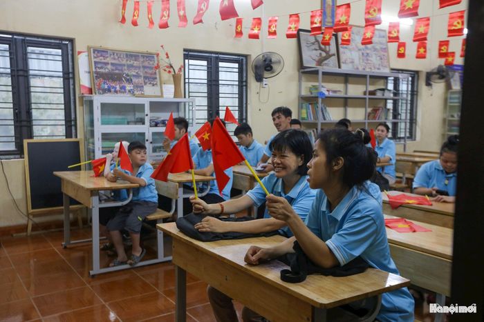 Tiếng trống khai trường tại lớp học tình thương chùa ở chùa Hương Lan lại tiếp tục vang xa, hòa cùng nhịp đập ngày hội khai trường của Thủ đô Hà Nội. Hành trình 19 năm gieo chữ bằng trái tim nhân ái sẽ còn tiếp tục viết nên những câu chuyện cổ tích kỳ diệu giữa đời thực.
