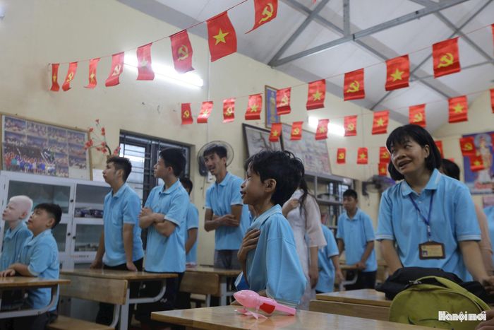 Giây phút Lễ chào cờ diễn ra nghiêm trang. Nhiều em nhỏ dù đứng không vững hay phát âm chưa tròn tiếng vẫn hướng ánh mắt trong trẻo về phía Quốc kỳ. Tiếng hát Quốc ca vang lên không thật đồng đều, có những lời ca ngọng nghịu, nhưng chứa đựng sự nỗ lực phi thường và lòng tự hào dâng trào của những đứa trẻ chịu nhiều thiệt thòi.