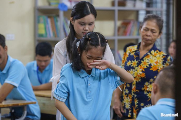 Mỗi em nhỏ đến đây mang một hoàn cảnh, một dạng khuyết tật riêng từ hội chứng Down, tự kỷ đến bại não, liệt vận động... nhưng đều được các cô đón nhận bằng tất cả lòng bao dung, tình yêu thương và sự thấu hiểu.