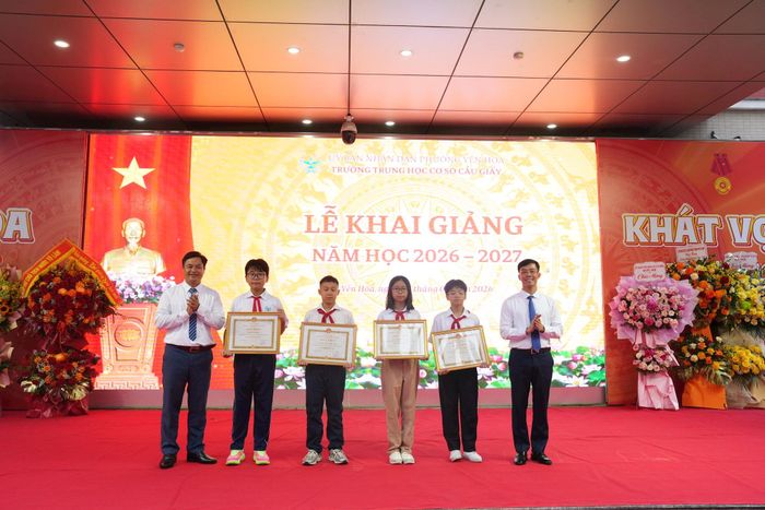 Đại diện lãnh đạo sở, ngành và nhà trường tặng thưởng cho những học sinh đạt thành tích cao tại VEX Robotics World Championship 2026 và Cầu Giấy VEX IQ 2026. Ảnh: MT