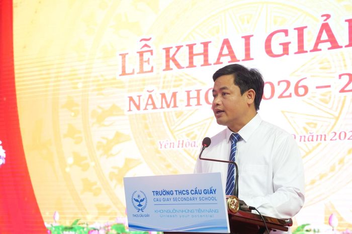 Tiến sĩ Lưu Văn Thông, Hiệu trưởng Trường THCS Cầu Giấy phát biểu tại lễ khai giảng. Ảnh: MT