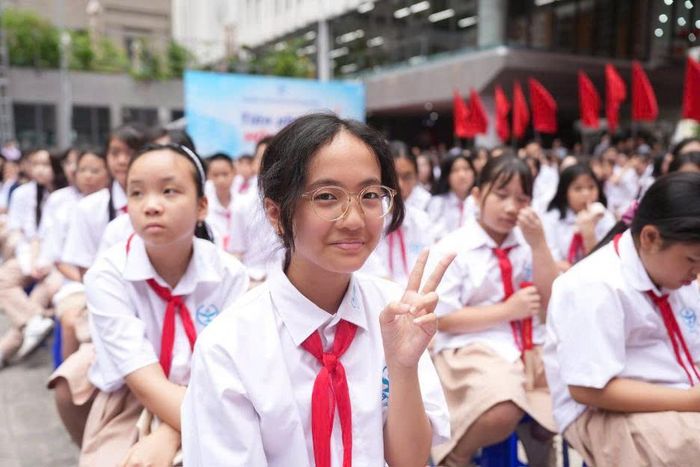Học sinh Trường THCS Cầu Giấy rạng rỡ trong ngày khai trường. Ảnh: MT