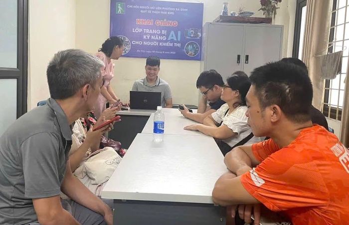 Hồ Minh Quang hướng dẫn kĩ năng AI cho người mù phường Ba Đình, Hà Nội. Ảnh: NVCC.