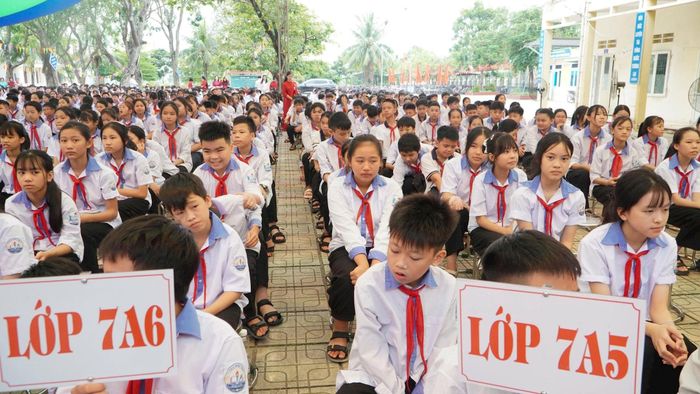 Năm học 2026-2027 vì thế không chỉ bắt đầu bằng tiếng trống khai trường. Đó còn là điểm khởi đầu cho một chặng đường mới của giáo dục Đại Xuyên. Sau sắp xếp, nhiệm vụ đặt ra là tiếp tục củng cố tổ chức, phát huy nguồn lực, xây dựng đội ngũ, đổi mới phương pháp dạy học, đẩy mạnh chuyển đổi số và quan tâm hơn nữa đến sự phát triển toàn diện của học sinh. Ảnh: PV