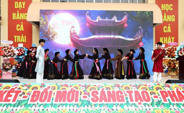 Không khí ngày khai trường đồng thời lan tỏa tại nhiều trường trên địa bàn xã Đại Xuyên. Mỗi ngôi trường có một sắc màu riêng, nhưng tất cả cùng chung niềm vui khi năm học mới chính thức bắt đầu. Ảnh: PV