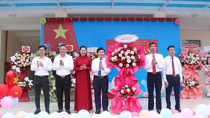 Tại Trường THCS Đại Xuyên, Phó Bí thư Thường trực Đảng ủy xã Vũ Quốc Anh cùng đoàn công tác có mặt tại nhà trường, chia sẻ niềm vui với cán bộ, giáo viên và học sinh trong thời khắc mở đầu năm học mới. Ảnh: Thu Nghĩa