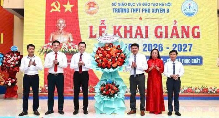 Bí thư Đảng uỷ xã Đại Xuyên Đào Việt Long cùng lãnh đạo các ban ngành đoàn thể xã tặng hoa chúc mừng lễ khai giảng của Trường THPT Phú Xuyên B. Với quy mô hơn 2.000 học sinh, năm học mới là dịp để thầy và trò tiếp tục phát huy những kết quả đạt được, hướng tới nâng cao chất lượng giáo dục toàn diện. Ảnh: Nguyễn Thạnh