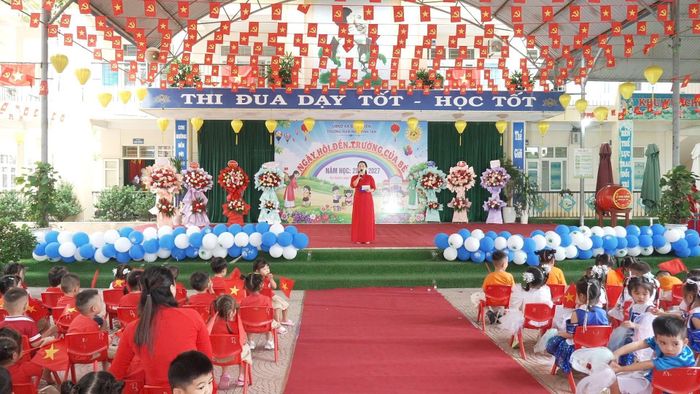 Từ các sân trường rực rỡ cờ hoa đến các lớp học đầu đời, ngày khai trường hiện lên bằng sắc màu tươi mới, tiếng hát, tiếng cười và những ánh mắt háo hức của học sinh. Ảnh: PV
