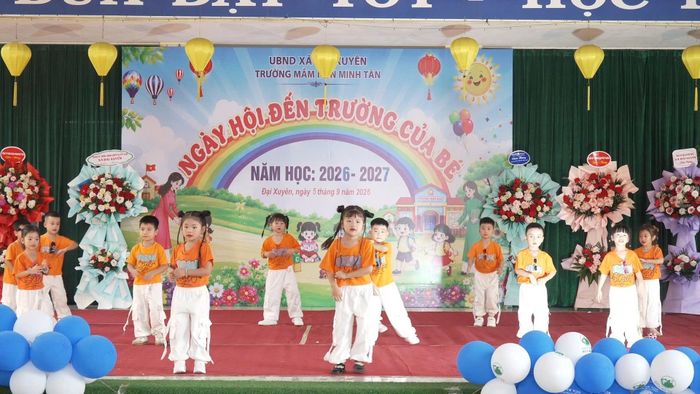 Những hình ảnh ấy làm nên ý nghĩa đẹp nhất của ngày hôm nay. Một đứa trẻ vui vẻ đến trường là niềm vui của gia đình; một lớp học đầy tiếng cười là động lực của người thầy; và phía sau mỗi bước trưởng thành của học sinh là sự đồng hành của nhà trường, gia đình, cấp ủy, chính quyền và toàn xã hội. Ảnh: PV