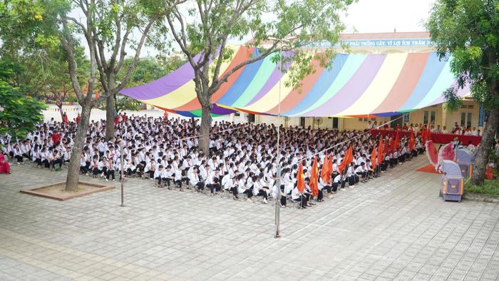 Tiếng trống khai trường đã vang lên. Một năm học mới đã bắt đầu. Từ những sân trường rực rỡ cờ hoa hôm nay, những hạt mầm tri thức đang được gieo xuống bằng niềm tin, trách nhiệm và tình yêu thương để từ đó, một chặng đường mới của giáo dục Đại Xuyên được mở ra với nhiều niềm vui, nhiều kỳ vọng và những bước tiến mới. Ảnh: PV