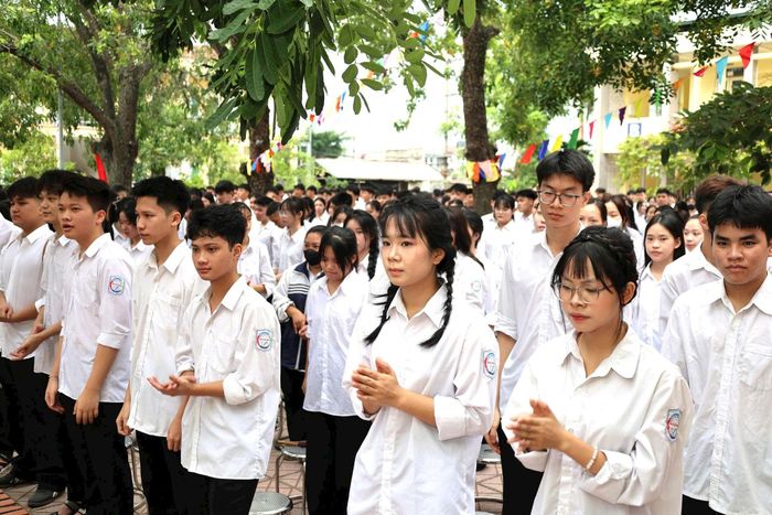 Năm học này mang ý nghĩa đặc biệt với giáo dục Đại Xuyên. Sau quá trình sắp xếp hệ thống trường lớp theo định hướng chung, các nhà trường bước vào năm học mới với quy mô, tổ chức và yêu cầu mới. Đây không chỉ là sự thay đổi về địa điểm hay mô hình trường học, mà còn đặt ra yêu cầu tiếp tục ổn định tổ chức, phát huy đội ngũ, nâng cao chất lượng dạy và học, tạo môi trường giáo dục thuận lợi hơn cho học sinh. Ảnh: Thu Nghĩa