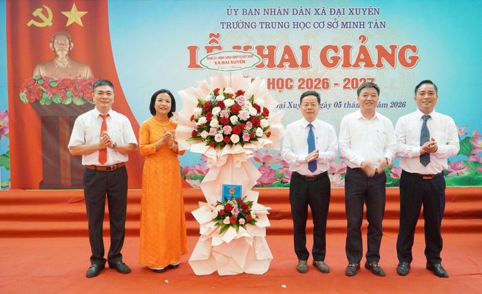 Còn tại Trường THCS Minh Tân, Phó Bí thư Đảng ủy, Chủ tịch UBND xã Hoàng Tuân trực tiếp dự lễ khai giảng cùng thầy và trò. Với 2.174 học sinh, 46 lớp và 3 phân hiệu, nhà trường là một trong những điểm trường có quy mô lớn sau sắp xếp, đồng thời đứng trước những yêu cầu mới trong tổ chức và nâng cao chất lượng giáo dục. Ảnh: PV