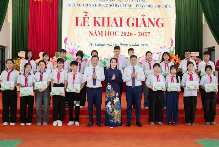 Trao học bổng tại chương trình. Ảnh: Vương Long
