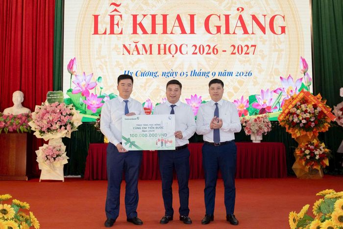 Trao biển tặng học bổng “Cùng em tiến bước” tổng giá trị 100 triệu đồng. Ảnh: Vương L ong