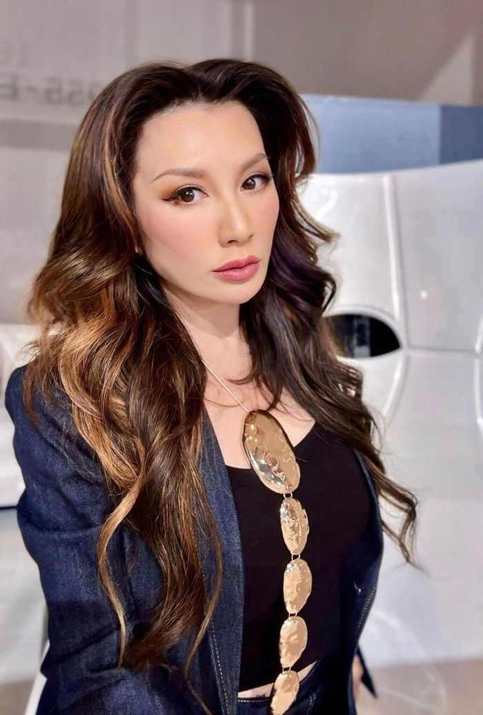 Theo thời gian, đường nét trên gương mặt Trizzie Phương Trinh có sự thay đổi tự nhiên nhưng không làm mất đi vẻ cuốn hút vốn có. Nữ ca sĩ sở hữu gương mặt hài hòa, nụ cười tươi và phong cách trang điểm thường hướng đến sự thanh lịch.