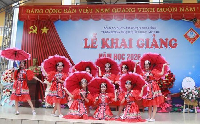 Tại buổi lễ khai giảng năm nay, nhiều tiết mục văn nghệ do học sinh các khối biểu diễn đã góp phần tạo không khí sôi nổi, chào đón năm học mới - (ảnh Nhật Tân).