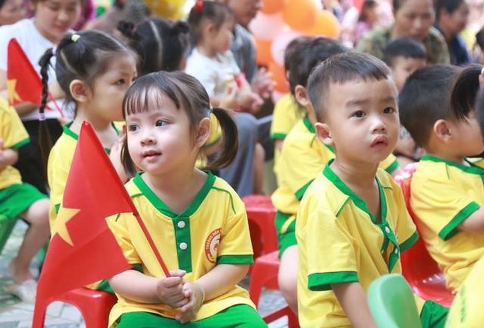 Tại nhiều trường học trên địa bàn tỉnh Ninh Bình, lễ khai giảng diễn ra trang trọng, ngắn gọn, tạo không khí vui tươi, phấn khởi cho học sinh bước vào năm học mới (ảnh Nhật Tân).