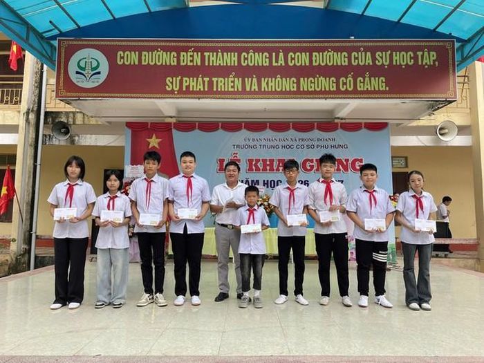 Hình ảnh tại Trường THCS Phú Hưng, xã Phong Doanh.