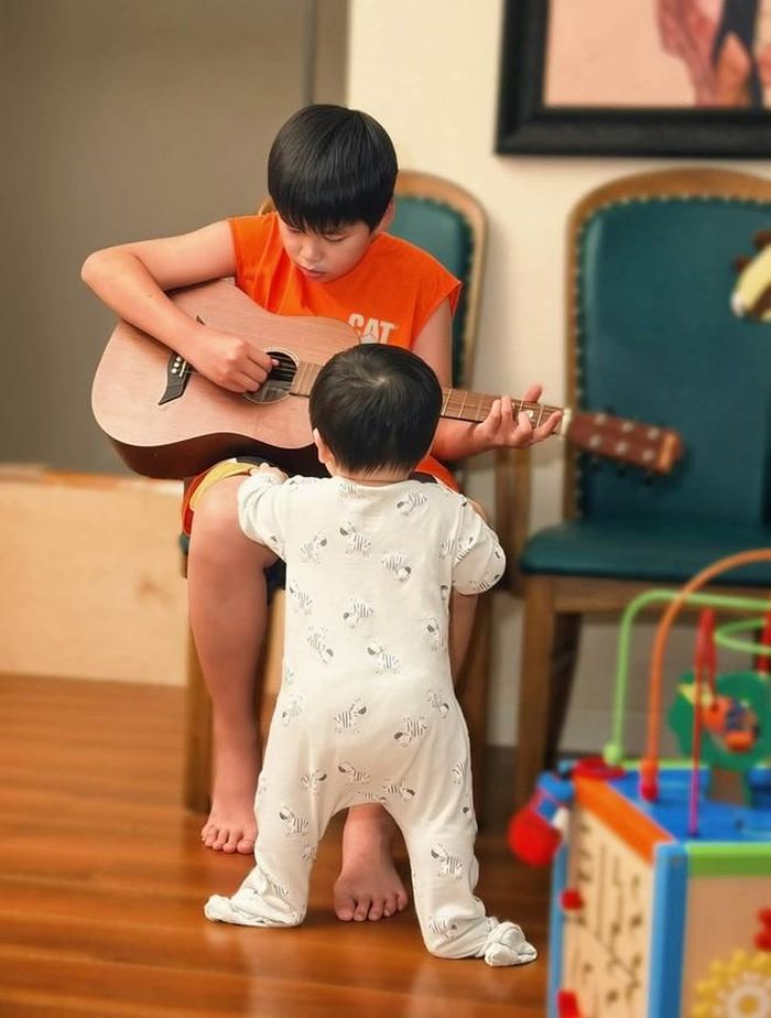 Hoa hậu Diễm Hương mới đây đã khoe 2 con trai đáng yêu của mình với người hâm mộ. Cô hạnh phúc gọi đây là "gia tài" của mình.