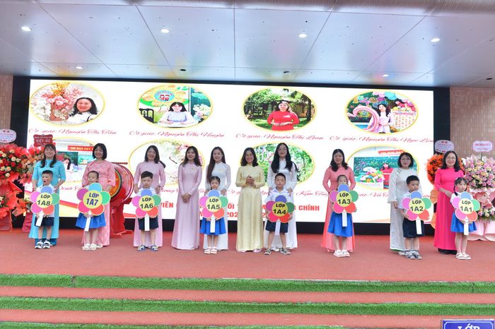 Cô trò khối Một được chào đón trong Lễ khai giảng sáng nay tại Trường Tiểu học Nguyễn Trãi.